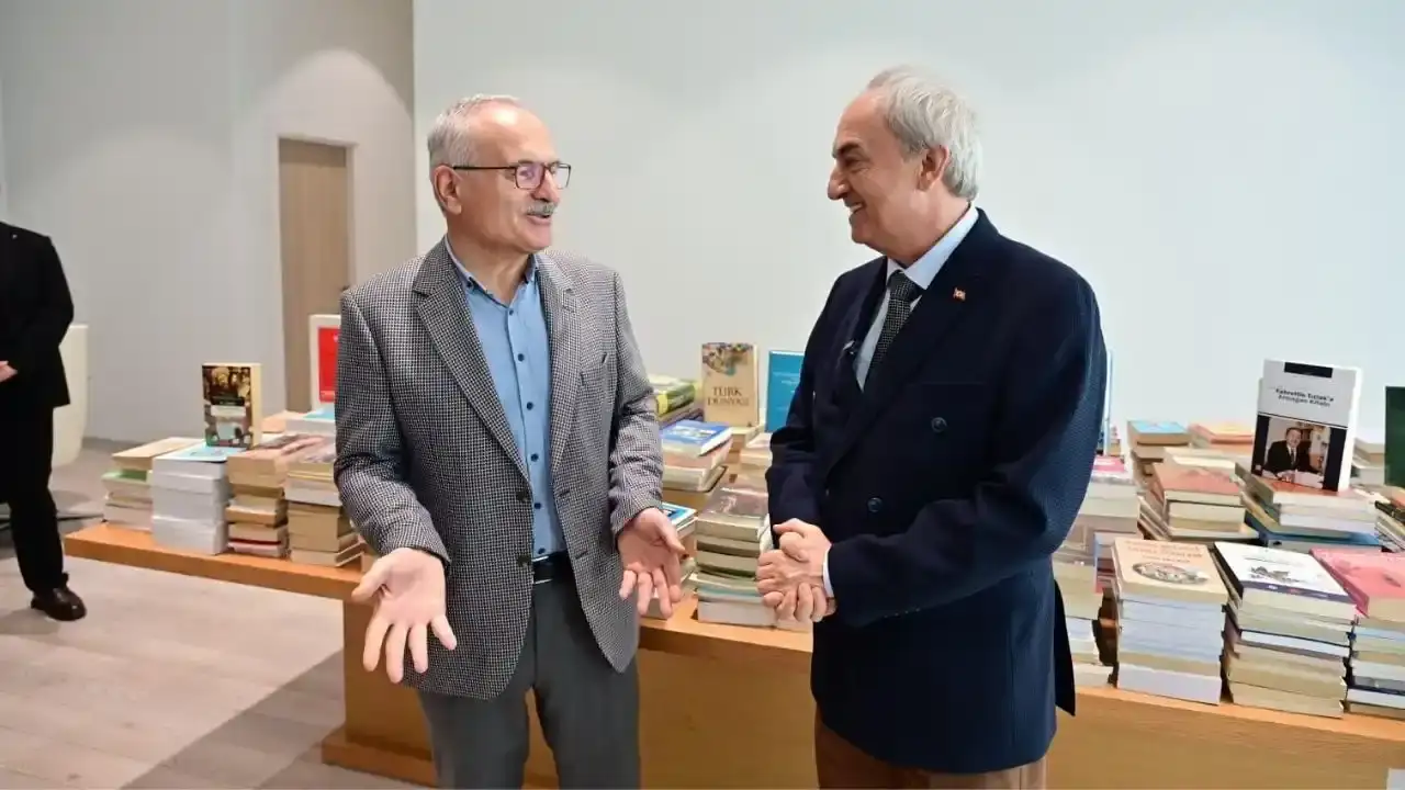 Akdeniz Üniversitesi'nde Bilgi Raflardan Taştı! 1